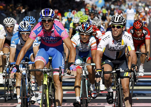 Petacchi takes controversial win as Cavendish fumes