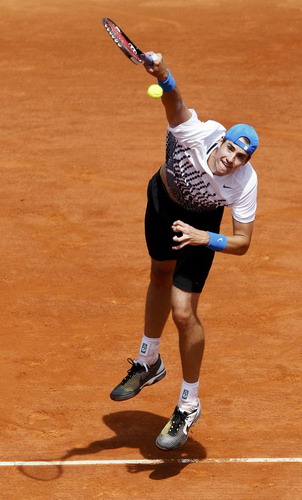 Nadal comes back to beat Isner at French Open