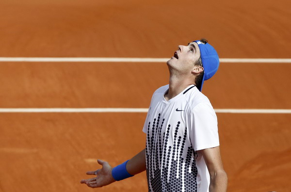 Nadal comes back to beat Isner at French Open