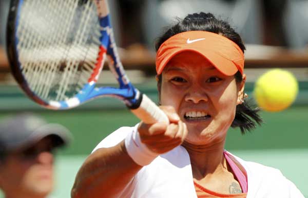 China's Li finally finds feet on clay at French Open