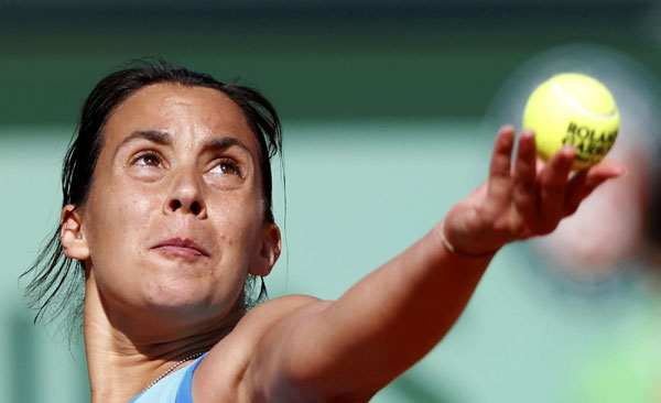 Schiavone bottles up Bartoli to reach final