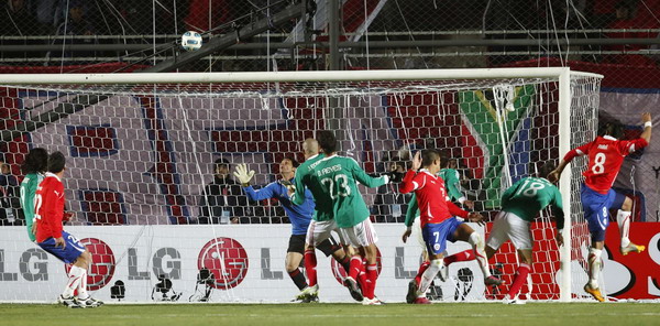 Chile beats Mexico 2-1 on second-half goals