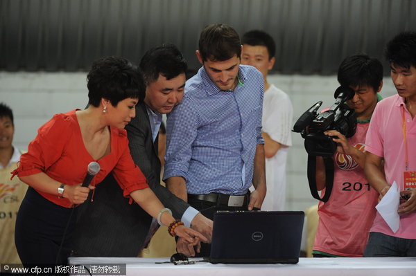 Casillas and girlfriend watch Guo'an game in Beijing