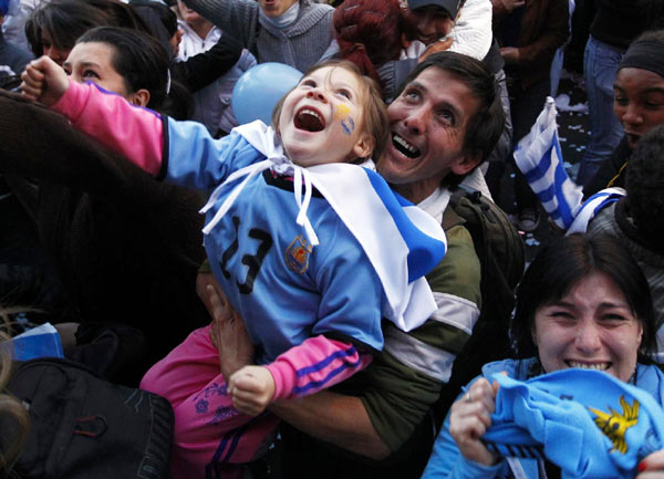 Forlan scores two as Uruguay win Copa America