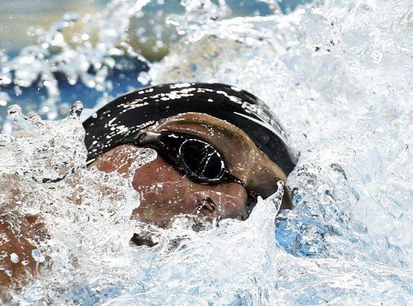 Lochte outclasses Phelps to win 200m freestyle