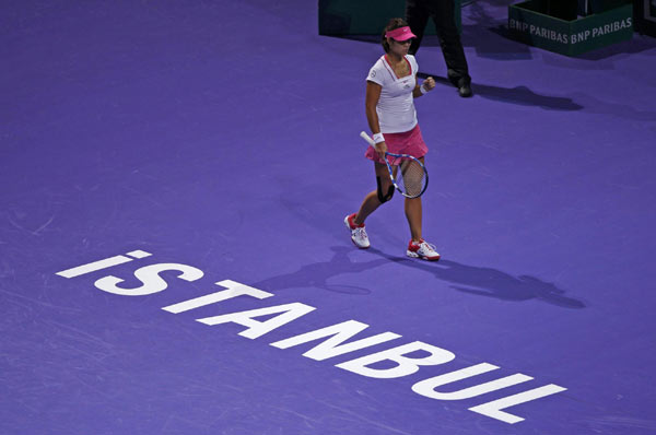 Sharapova slumps to Li Na defeat at WTA final