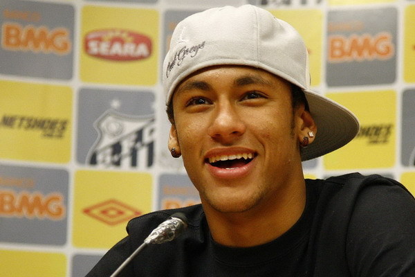 Neymar extends contract with Santos