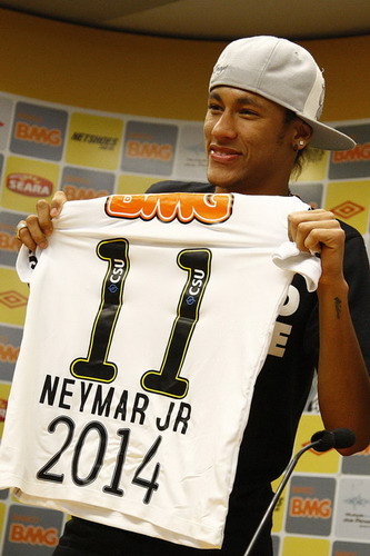 Neymar extends contract with Santos
