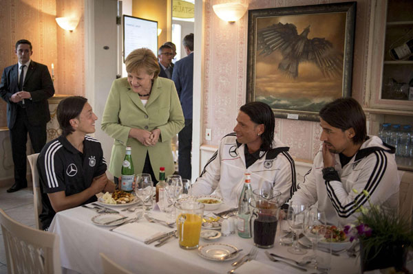 German Chancellor has dinner with soccer team