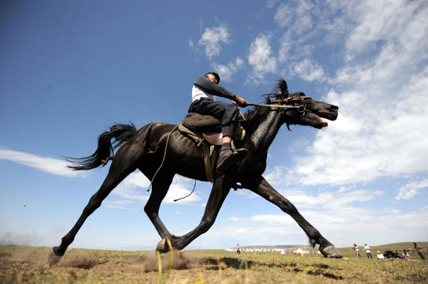 Ethnic groups celebrate sporting festivals