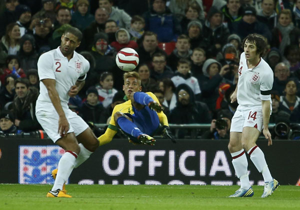 Ronaldinho misses penalty, taken off in ponderous return