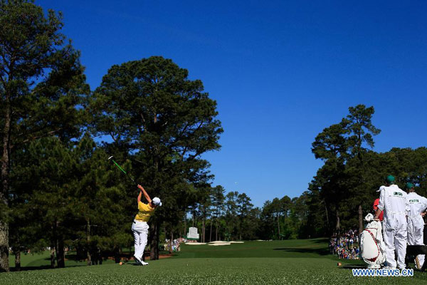 Chinese teen golfer draws young admirers