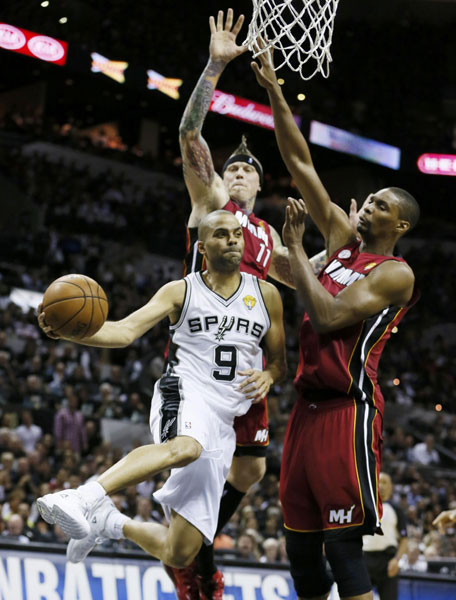 Spurs routs Heat 113-77 in Game 3 of NBA Finals