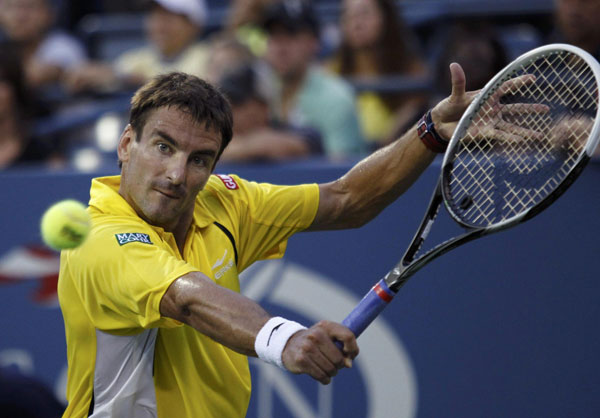 Federer knocked out of US Open by Robredo