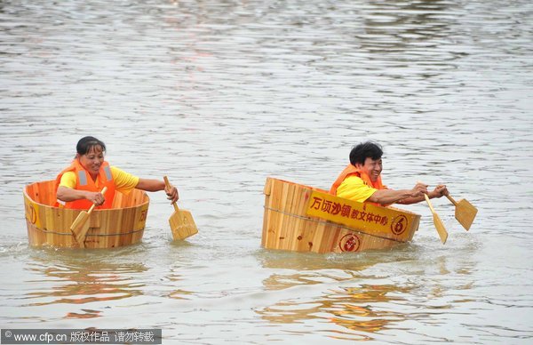 Bucket-racing farmers swap paddy for paddle