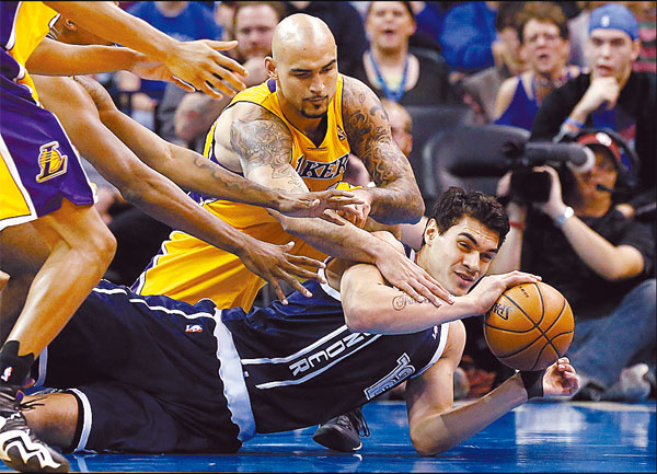 Thunder pound Lakers