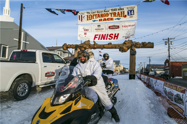 Son unseats father to win Alaska's dog sled race