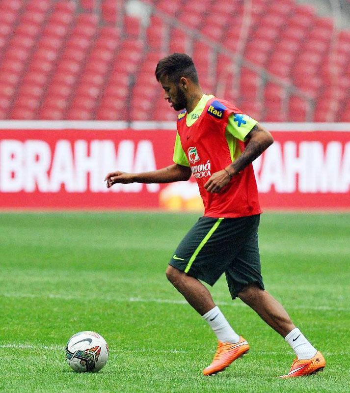 Brazilian soccer stars train for friendly match in Beijing