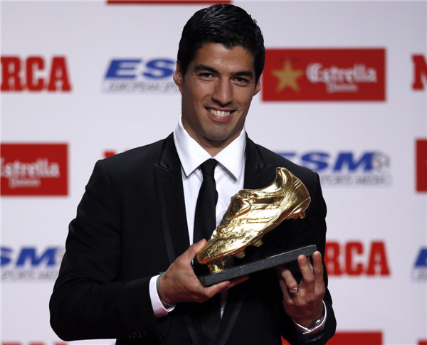 Suarez receives Golden Boot trophy