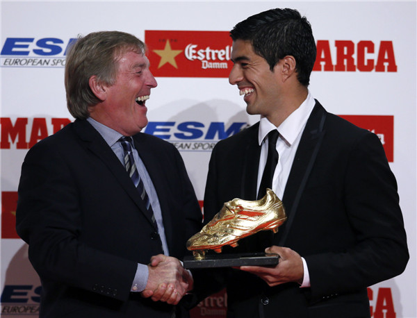 Suarez receives Golden Boot trophy