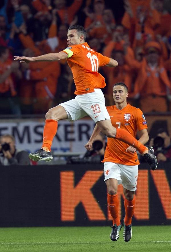 Dutch cruise to Latvia win and ease pressure on Hiddink