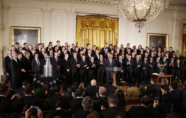 Obama hosts hockey, soccer champions at White House