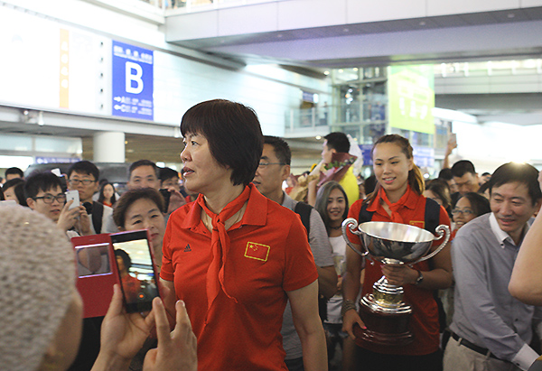 Women's volleyball team receive a hero's welcome