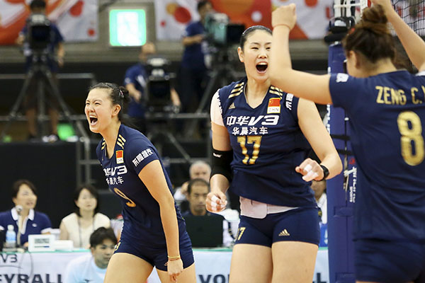 Women's volleyball team receive a hero's welcome