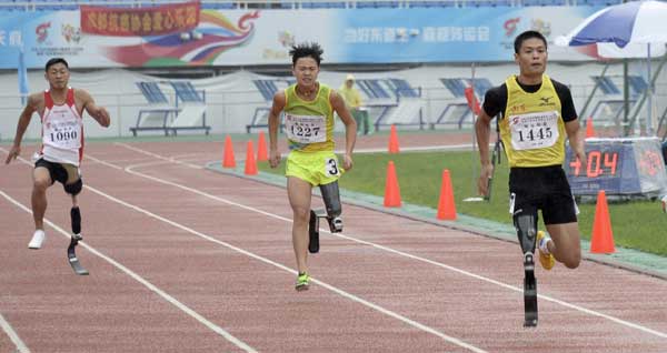 Chinese disabled runner Li Maoda makes touching performance