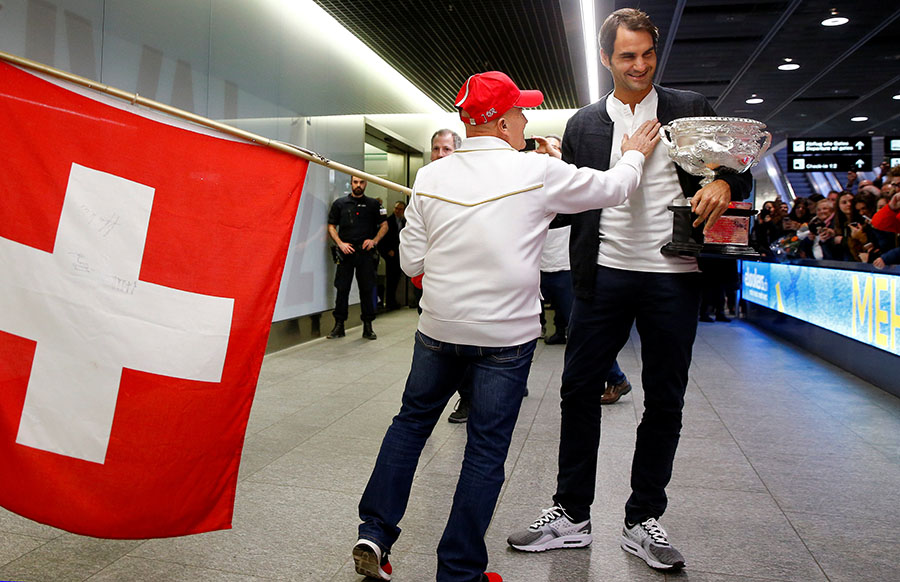 Trophy-holding Federer receives hero's welcome back home