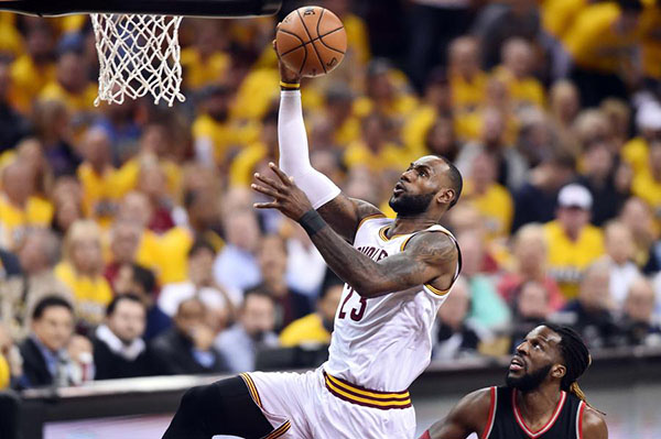 Major hops: LeBron scores 35, grabs beer as Cavs top Raptors