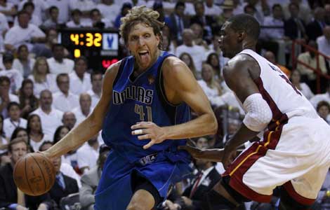 Nowitzki refuses to linger on finger as Mavs tie series