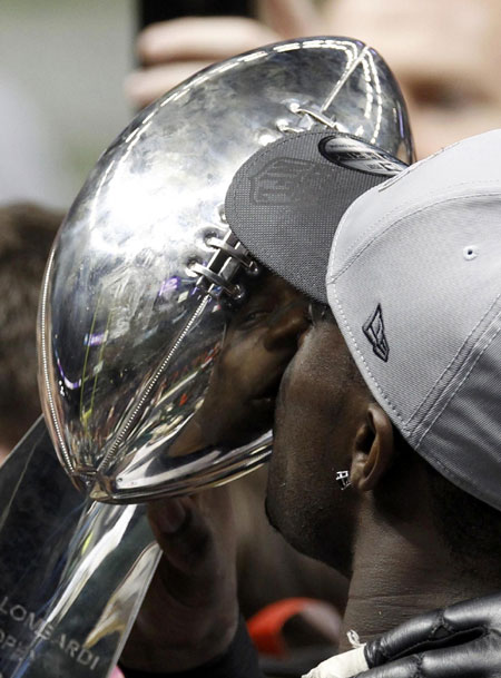 Ravens survive 49ers rally, power outage to win Super Bowl