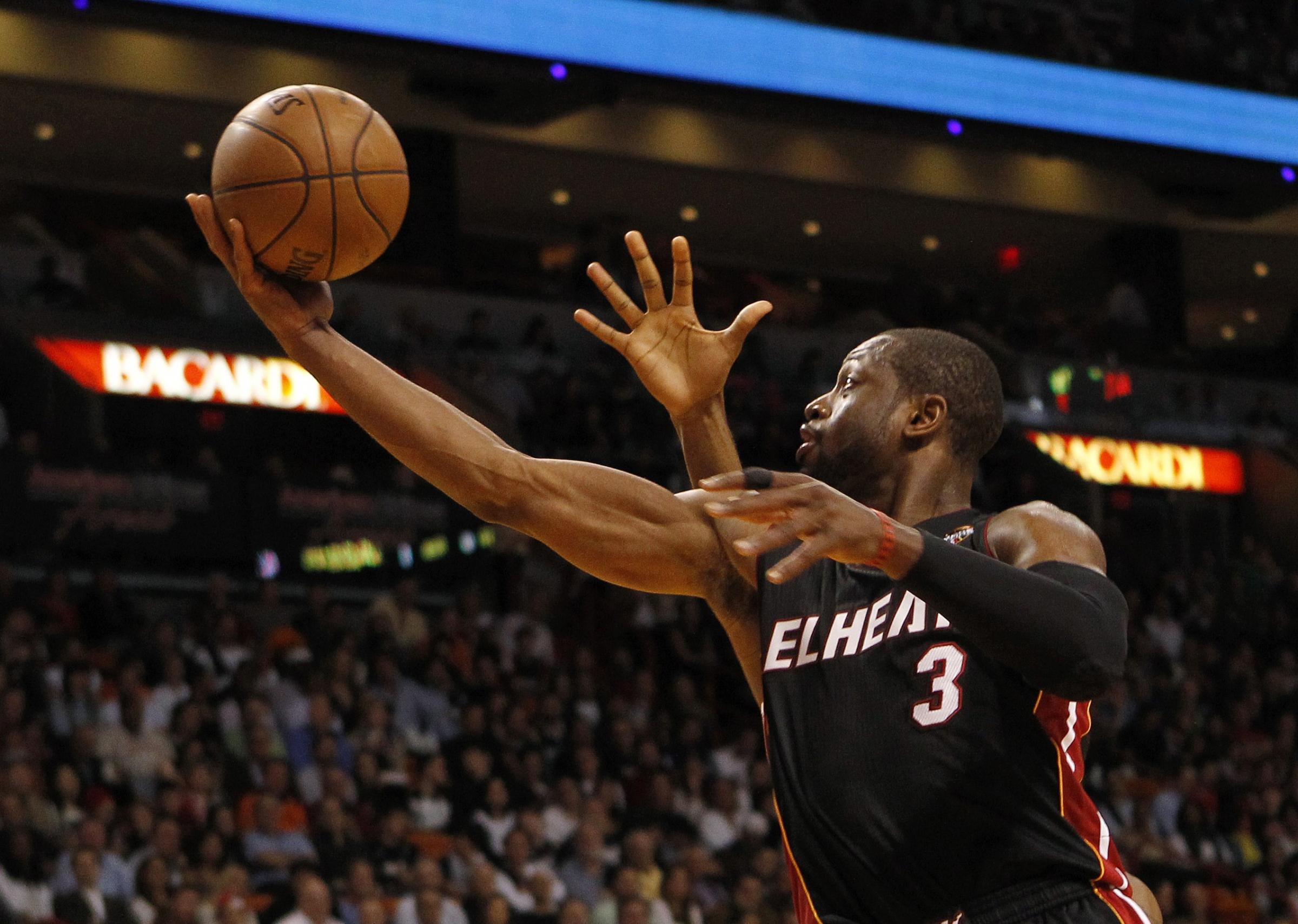 Heat win 16th straight, beat Magic 97-96