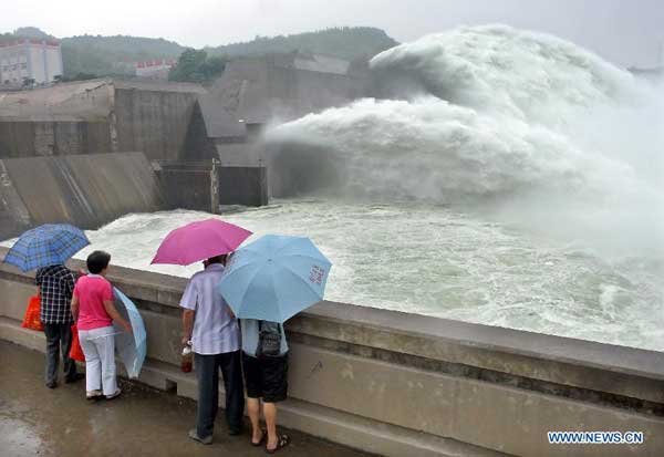 Grand waterfall of Xiaolangdi Reservoir on Yellow River