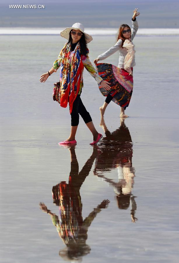 Scenery of Chaka Salt Lake in Qinghai