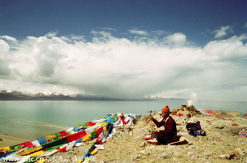 Prayer flags en route that offer blessings