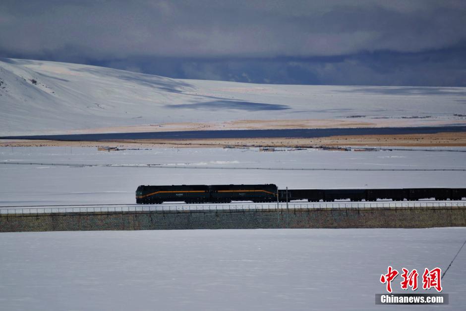 Beautiful scenery along the Qinghai-Tibet Highway