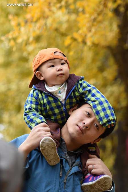 People enjoy autumn in Beijing