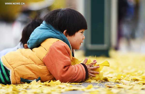 People enjoy autumn in Beijing