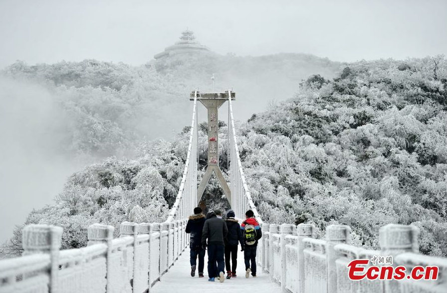 Snow turns Tianmen Mountain into fairyland