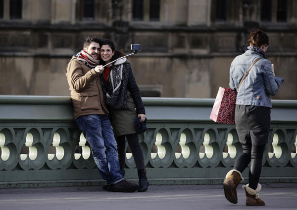 Selfie sticks face bigger trouble