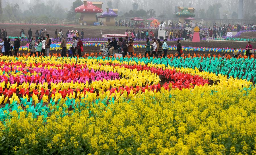 300,000 colorful pinwheels set for Qingming