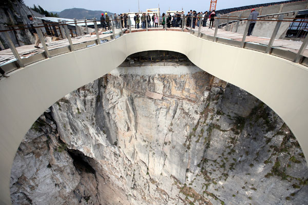 Transparent skywalk opens in Chongqing