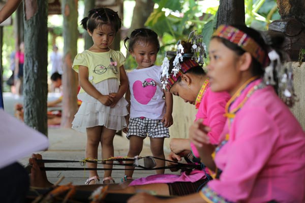 Experience the tribal life of the Li people in Binglang Valley, Hainan