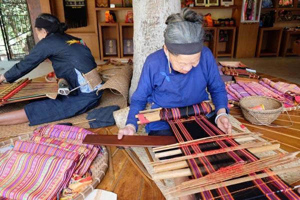 Experience the tribal life of the Li people in Binglang Valley, Hainan