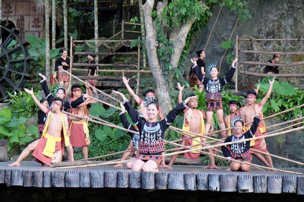 Experience the tribal life of the Li people in Binglang Valley, Hainan