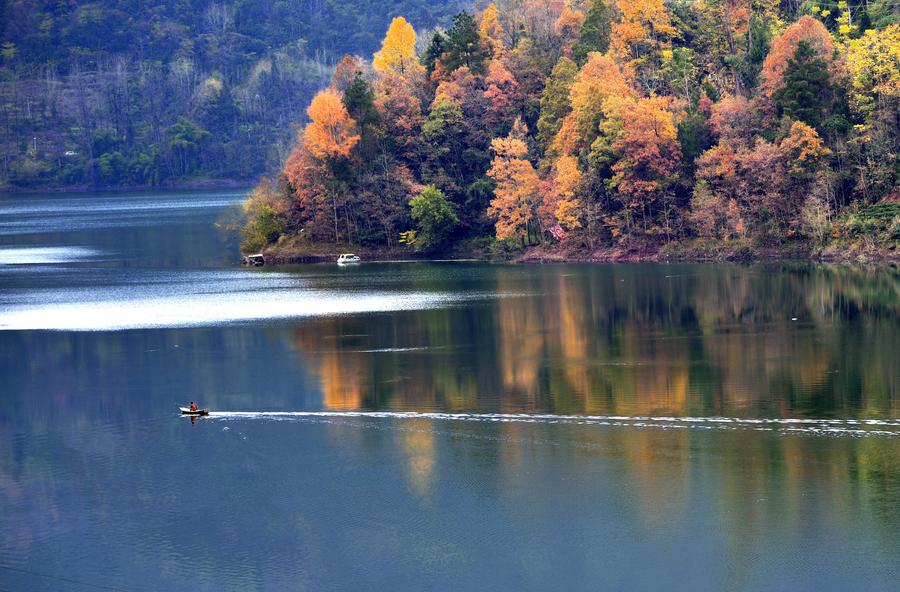 Shuanglong Lake: Transparent as mirror