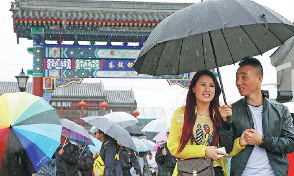 Crowds flock to ancient alley despite ban on tour groups