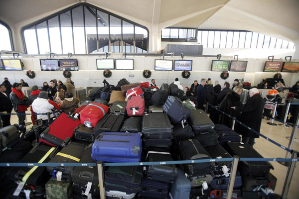 US snow storm strands buses, planes, trains